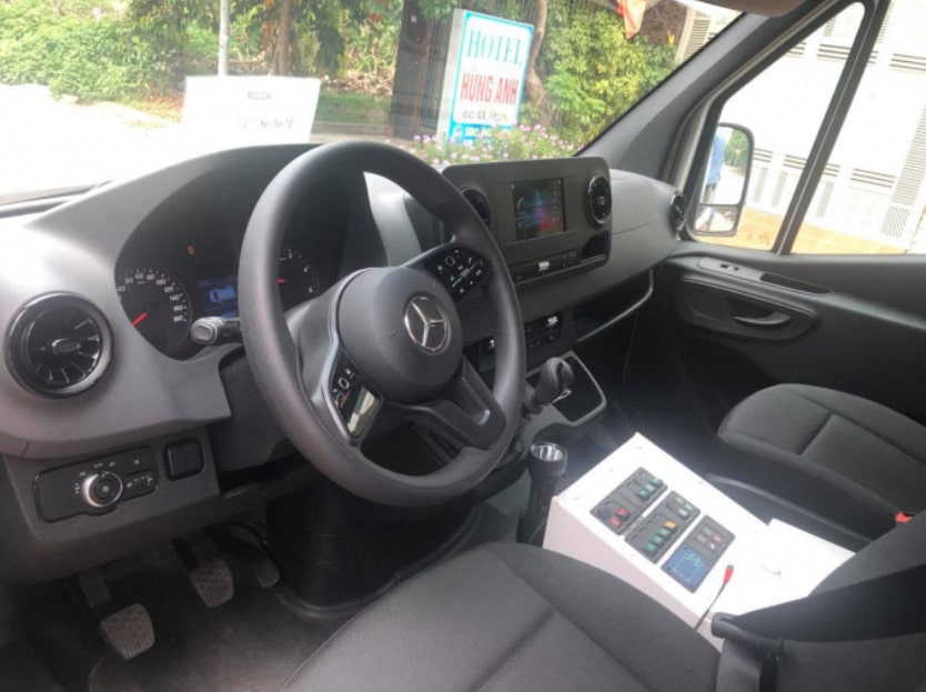 Khoang lái khá rộng rãi có thể ngồi được 2 người (cả lái xe) và được trang bị bảng điều khiển trung tâm. Giá xe cứu thương Mercedes Benz Sprinter