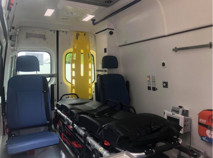 Khoang cứu thương dành cho bệnh nhân có thể ngồi được tới 3 người thuộc ekip cấp cứu. Giá xe cứu thương Mercedes Benz Sprinter